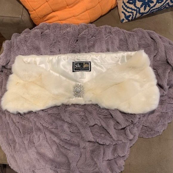 Beautiful Cream Faux-Fur Stole or Wrap - Picture 1 of 4